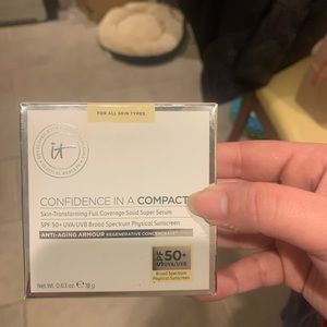 New it cosmetics confidence in a compact